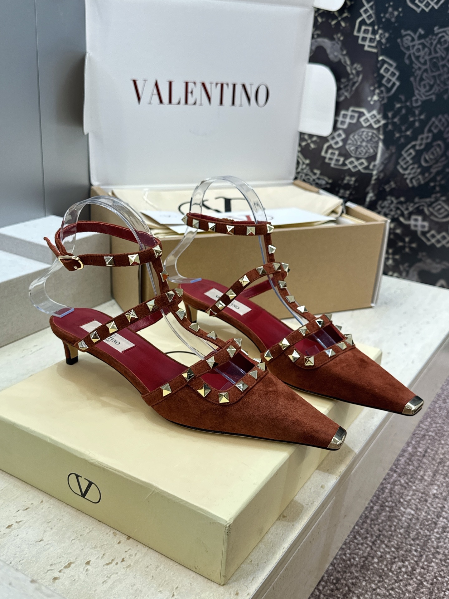 (配全套飞机盒)Valentino 2026早春新款时尚三带铆钉铁头女鞋 华伦天奴字母logo五金扣低跟