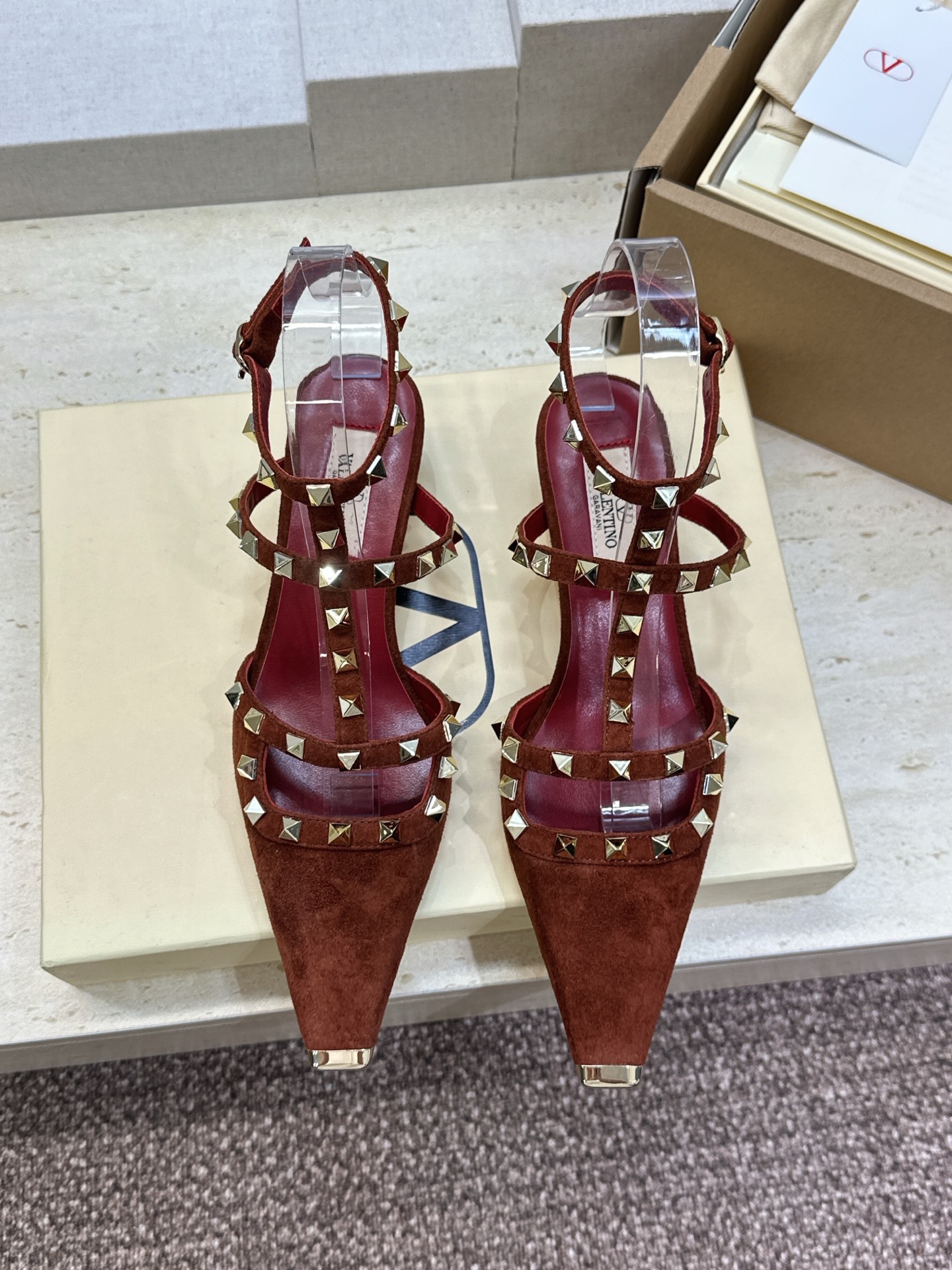 (配全套飞机盒)Valentino 2026早春新款时尚三带铆钉铁头女鞋 华伦天奴字母logo五金扣低跟