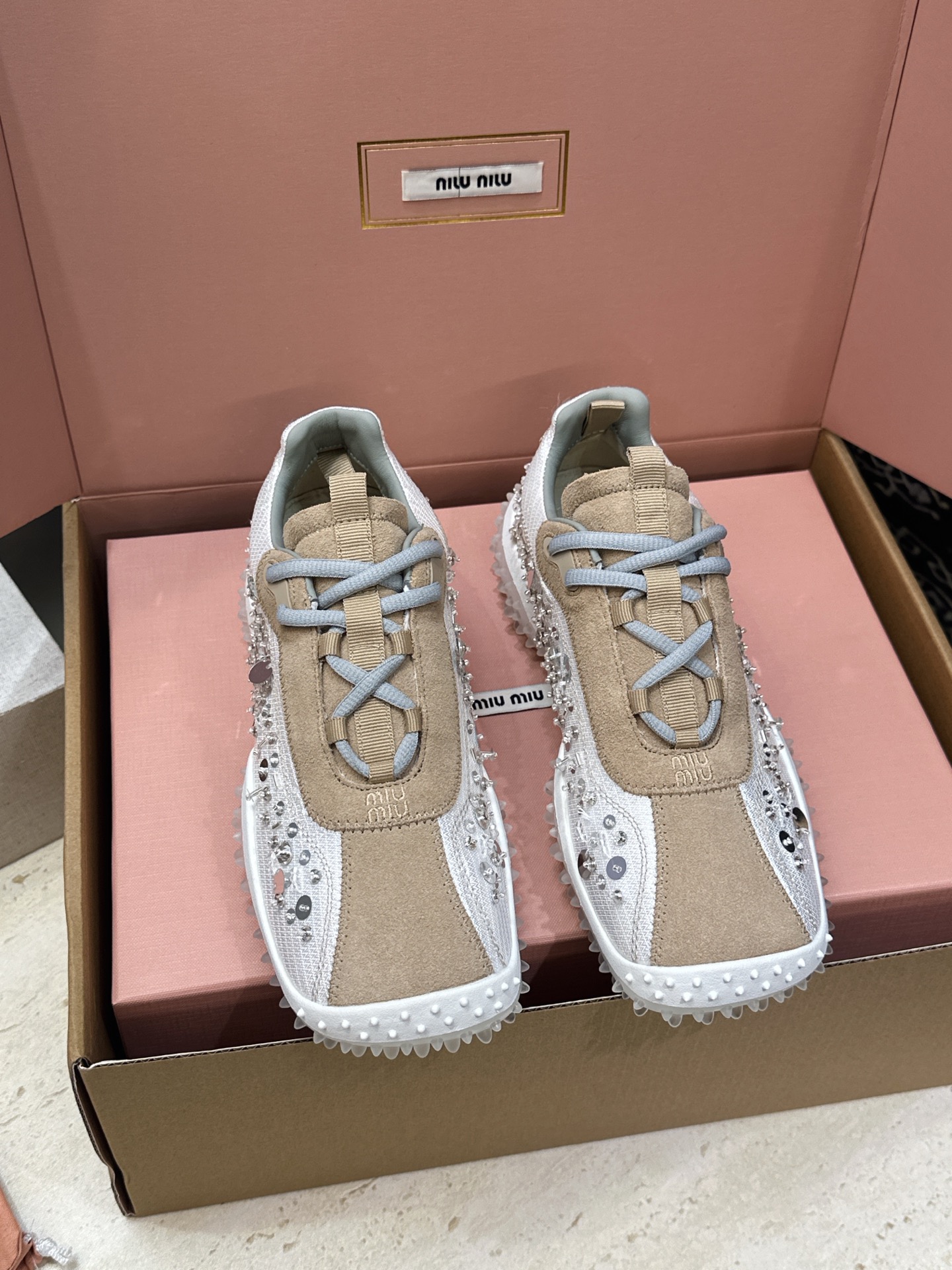 (配全套飞机盒)Miumiu 2026春夏新款时尚串珠拼色休闲女鞋 缪缪字母logo水钻五金扣厚底方头系