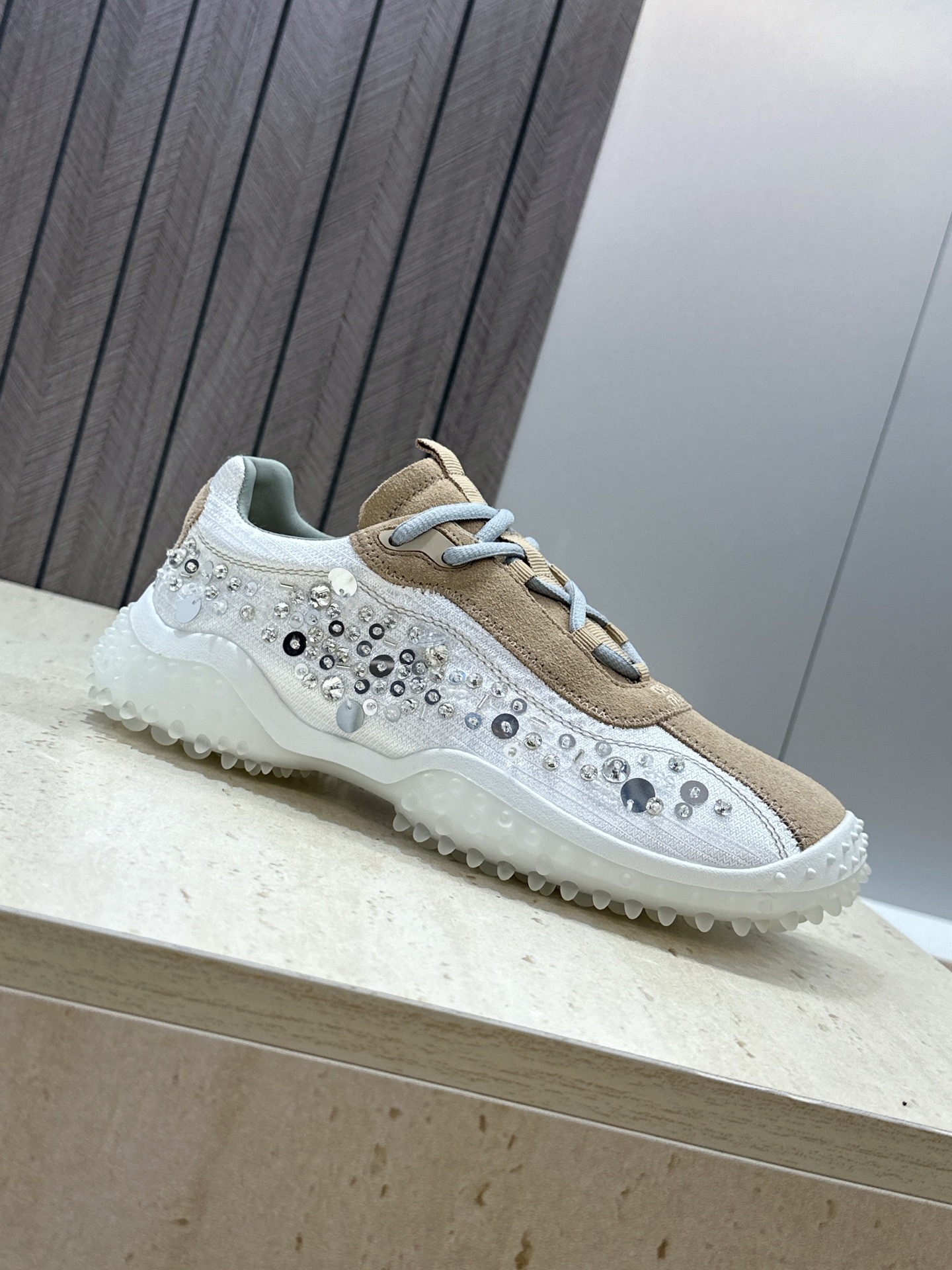 (配全套飞机盒)Miumiu 2026春夏新款时尚串珠拼色休闲女鞋 缪缪字母logo水钻五金扣厚底方头系