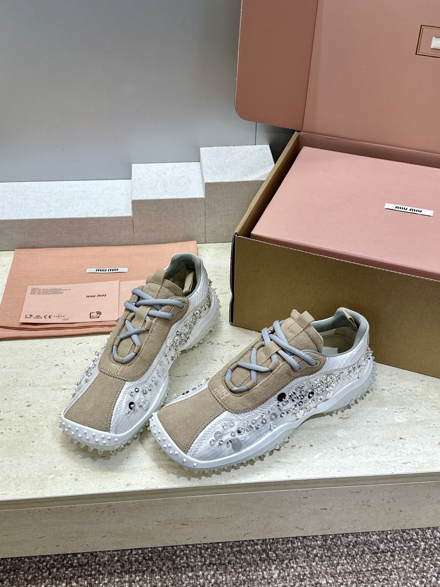 (配全套飞机盒)Miumiu 2026春夏新款时尚串珠拼色休闲女鞋 缪缪字母logo水钻五金扣厚底方头系