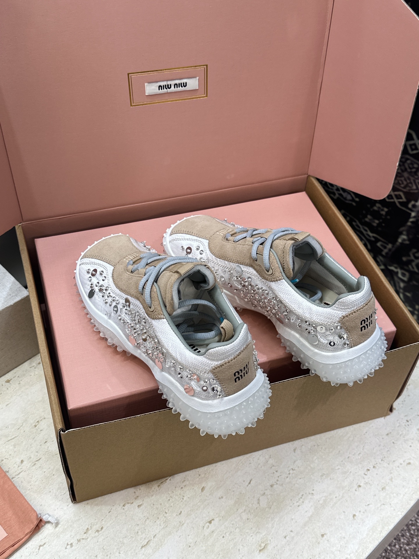 (配全套飞机盒)Miumiu 2026春夏新款时尚串珠拼色休闲女鞋 缪缪字母logo水钻五金扣厚底方头系