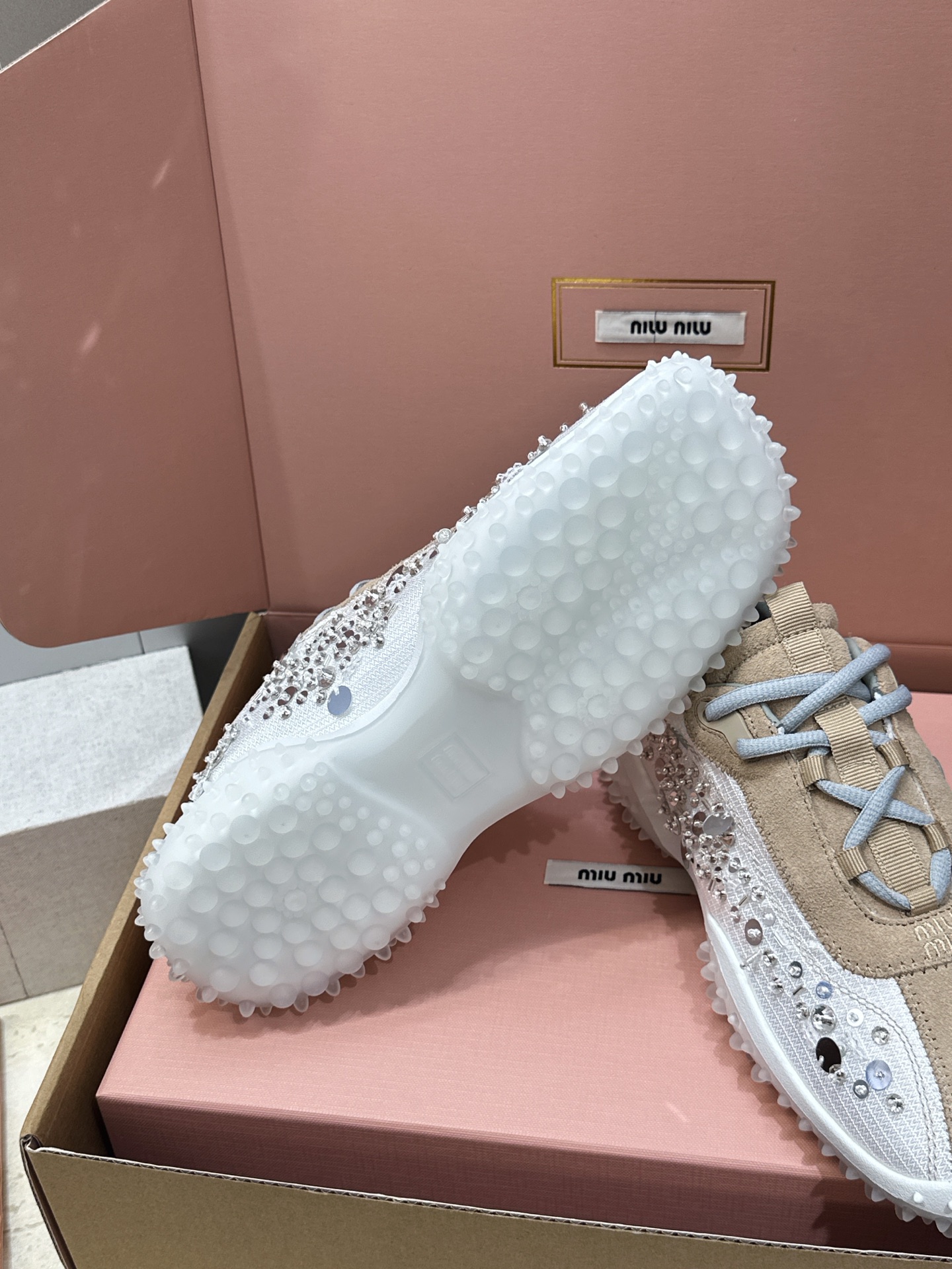 (配全套飞机盒)Miumiu 2026春夏新款时尚串珠拼色休闲女鞋 缪缪字母logo水钻五金扣厚底方头系