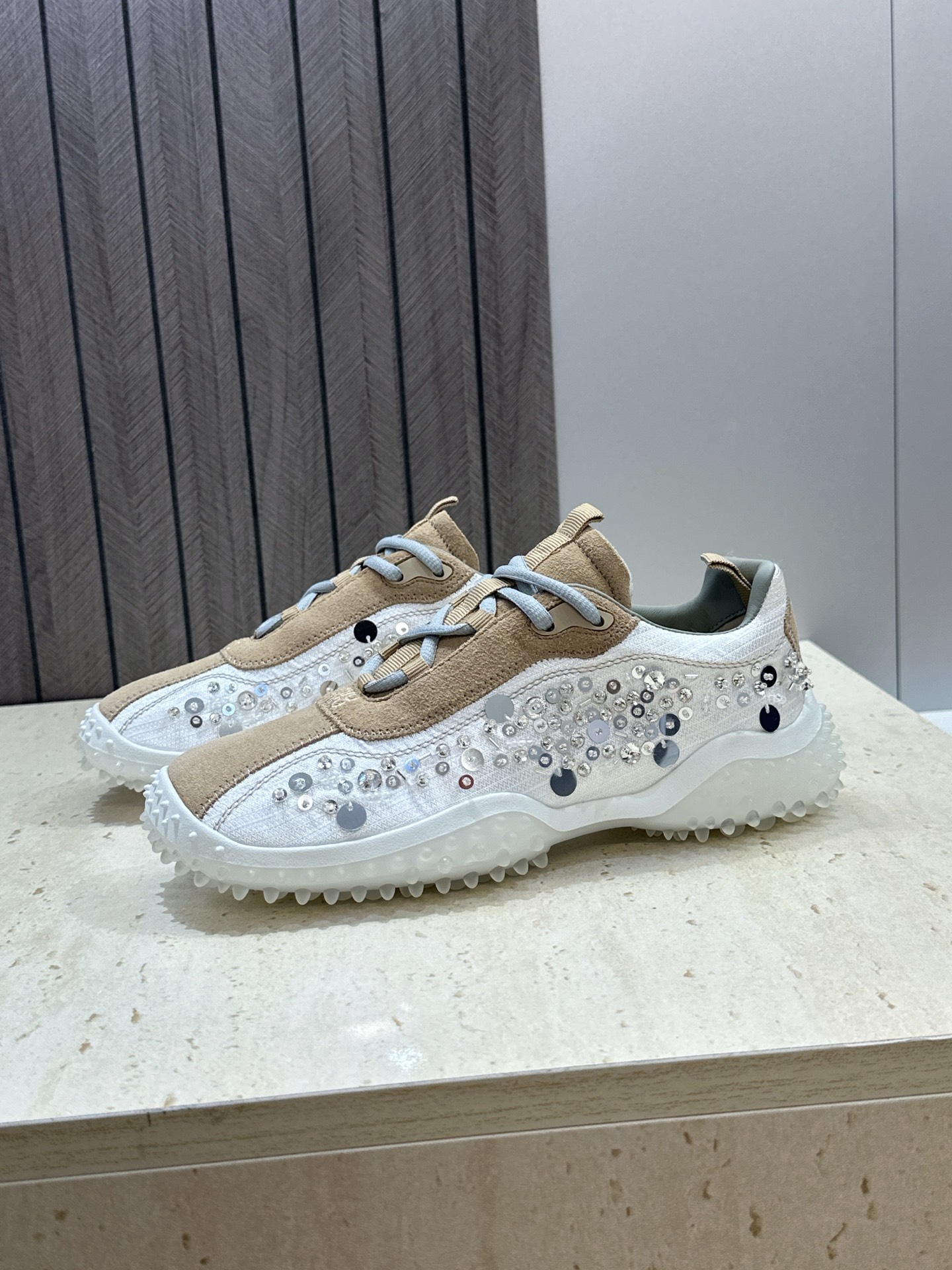 (配全套飞机盒)Miumiu 2026春夏新款时尚串珠拼色休闲女鞋 缪缪字母logo水钻五金扣厚底方头系