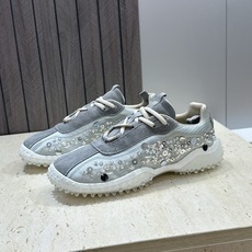 (配全套飞机盒)Miumiu 2026春夏新款时尚串珠拼色休闲女鞋 缪缪字母logo水钻五金扣厚底方头系 (配全套飞机盒)Miumiu 2026春夏新款时尚串珠拼色休闲女鞋 缪缪字母logo水钻五金扣厚底方头系