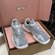(配全套飞机盒)Miumiu 2026春夏新款时尚串珠拼色休闲女鞋 缪缪字母logo水钻五金扣厚底方头系 (配全套飞机盒)Miumiu 2026春夏新款时尚串珠拼色休闲女鞋 缪缪字母logo水钻五金扣厚底方头系
