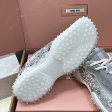 (配全套飞机盒)Miumiu 2026春夏新款时尚串珠拼色休闲女鞋 缪缪字母logo水钻五金扣厚底方头系 (配全套飞机盒)Miumiu 2026春夏新款时尚串珠拼色休闲女鞋 缪缪字母logo水钻五金扣厚底方头系