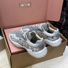(配全套飞机盒)Miumiu 2026春夏新款时尚串珠拼色休闲女鞋 缪缪字母logo水钻五金扣厚底方头系 (配全套飞机盒)Miumiu 2026春夏新款时尚串珠拼色休闲女鞋 缪缪字母logo水钻五金扣厚底方头系
