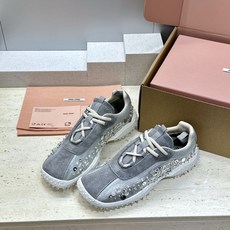 (配全套飞机盒)Miumiu 2026春夏新款时尚串珠拼色休闲女鞋 缪缪字母logo水钻五金扣厚底方头系 (配全套飞机盒)Miumiu 2026春夏新款时尚串珠拼色休闲女鞋 缪缪字母logo水钻五金扣厚底方头系