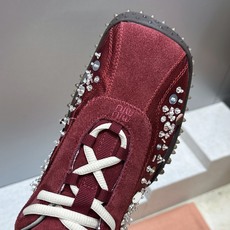 (配全套飞机盒)Miumiu 2026春夏新款时尚串珠拼色休闲女鞋 缪缪字母logo水钻五金扣厚底方头系 (配全套飞机盒)Miumiu 2026春夏新款时尚串珠拼色休闲女鞋 缪缪字母logo水钻五金扣厚底方头系