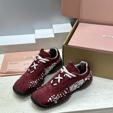 (配全套飞机盒)Miumiu 2026春夏新款时尚串珠拼色休闲女鞋 缪缪字母logo水钻五金扣厚底方头系 (配全套飞机盒)Miumiu 2026春夏新款时尚串珠拼色休闲女鞋 缪缪字母logo水钻五金扣厚底方头系