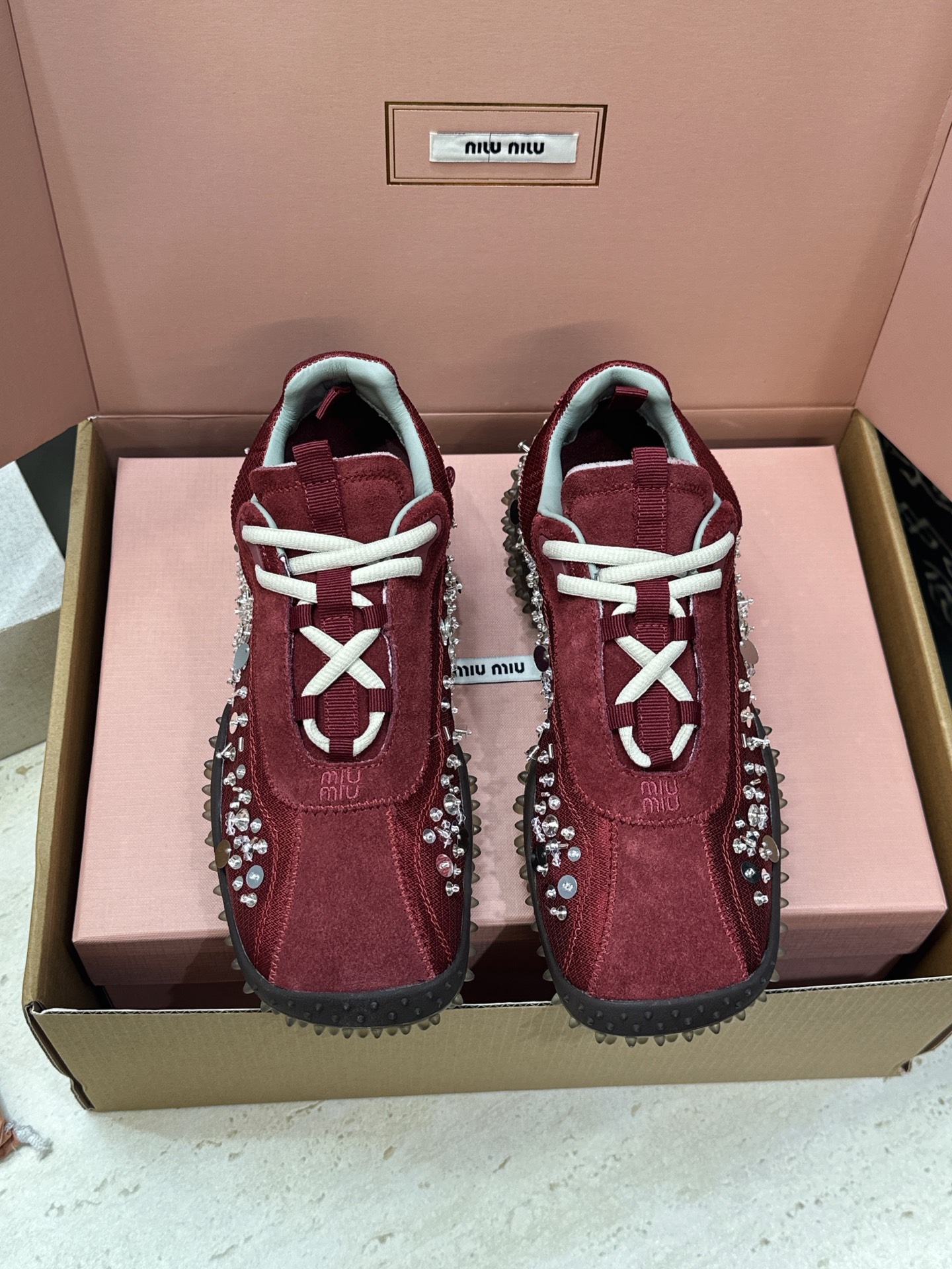 (配全套飞机盒)Miumiu 2026春夏新款时尚串珠拼色休闲女鞋 缪缪字母logo水钻五金扣厚底方头系