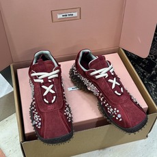 (配全套飞机盒)Miumiu 2026春夏新款时尚串珠拼色休闲女鞋 缪缪字母logo水钻五金扣厚底方头系 (配全套飞机盒)Miumiu 2026春夏新款时尚串珠拼色休闲女鞋 缪缪字母logo水钻五金扣厚底方头系