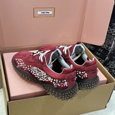 (配全套飞机盒)Miumiu 2026春夏新款时尚串珠拼色休闲女鞋 缪缪字母logo水钻五金扣厚底方头系 (配全套飞机盒)Miumiu 2026春夏新款时尚串珠拼色休闲女鞋 缪缪字母logo水钻五金扣厚底方头系