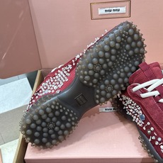 (配全套飞机盒)Miumiu 2026春夏新款时尚串珠拼色休闲女鞋 缪缪字母logo水钻五金扣厚底方头系 (配全套飞机盒)Miumiu 2026春夏新款时尚串珠拼色休闲女鞋 缪缪字母logo水钻五金扣厚底方头系