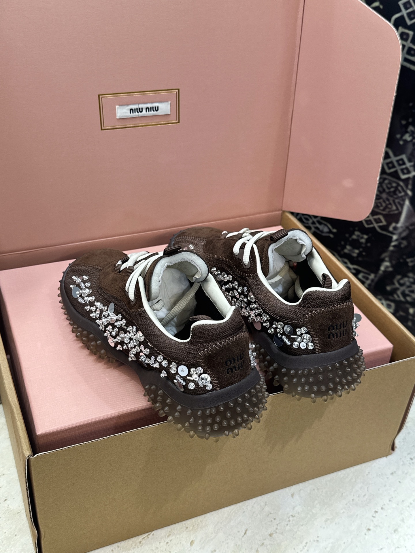 (配全套飞机盒)Miumiu 2026春夏新款时尚串珠拼色休闲女鞋 缪缪字母logo水钻五金扣厚底方头系