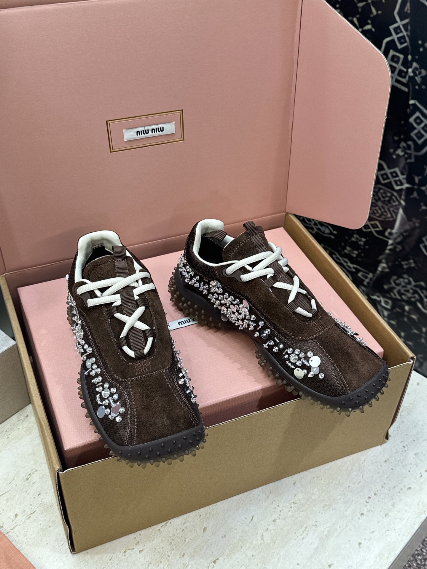(配全套飞机盒)Miumiu 2026春夏新款时尚串珠拼色休闲女鞋 缪缪字母logo水钻五金扣厚底方头系