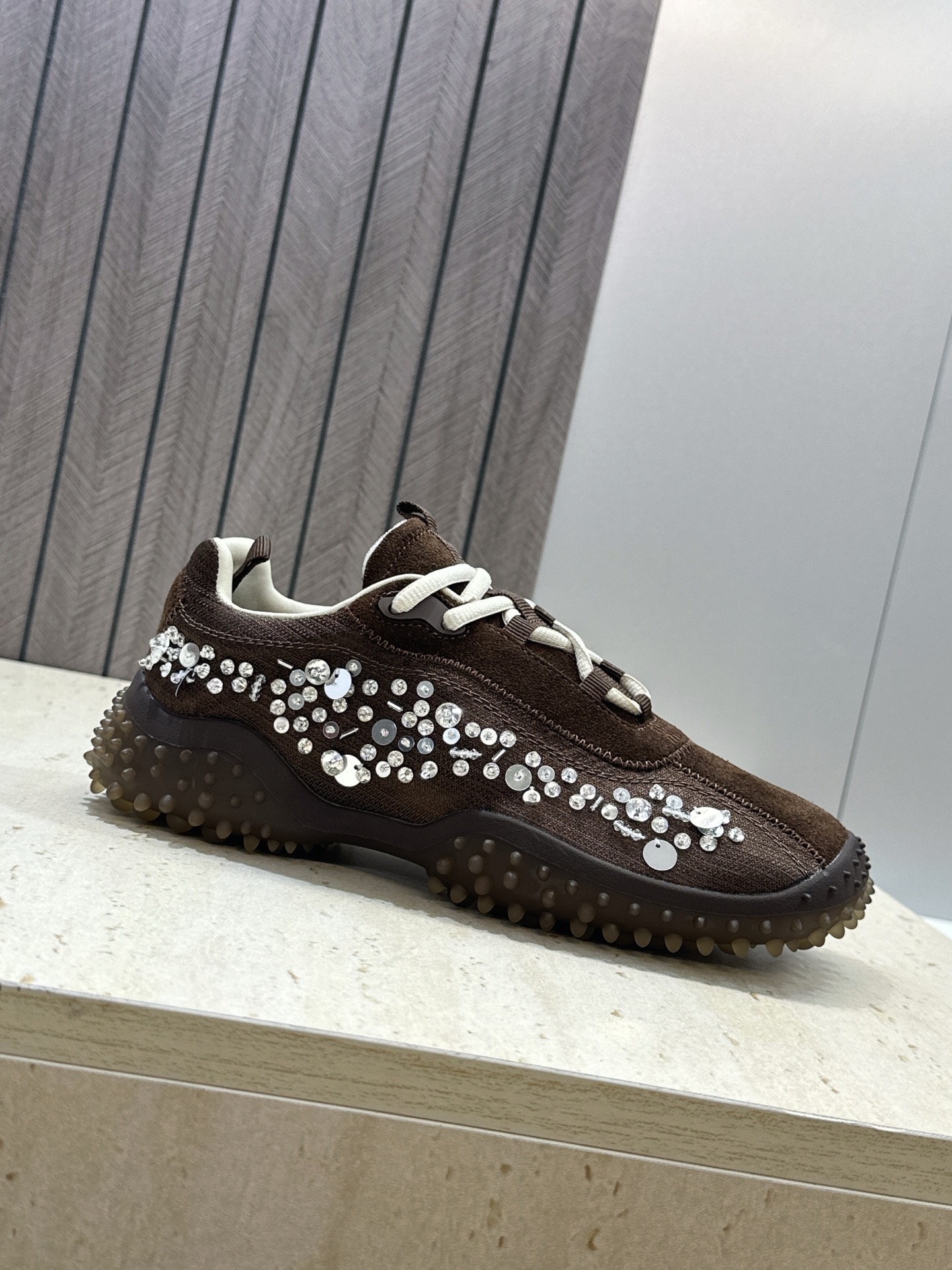 (配全套飞机盒)Miumiu 2026春夏新款时尚串珠拼色休闲女鞋 缪缪字母logo水钻五金扣厚底方头系