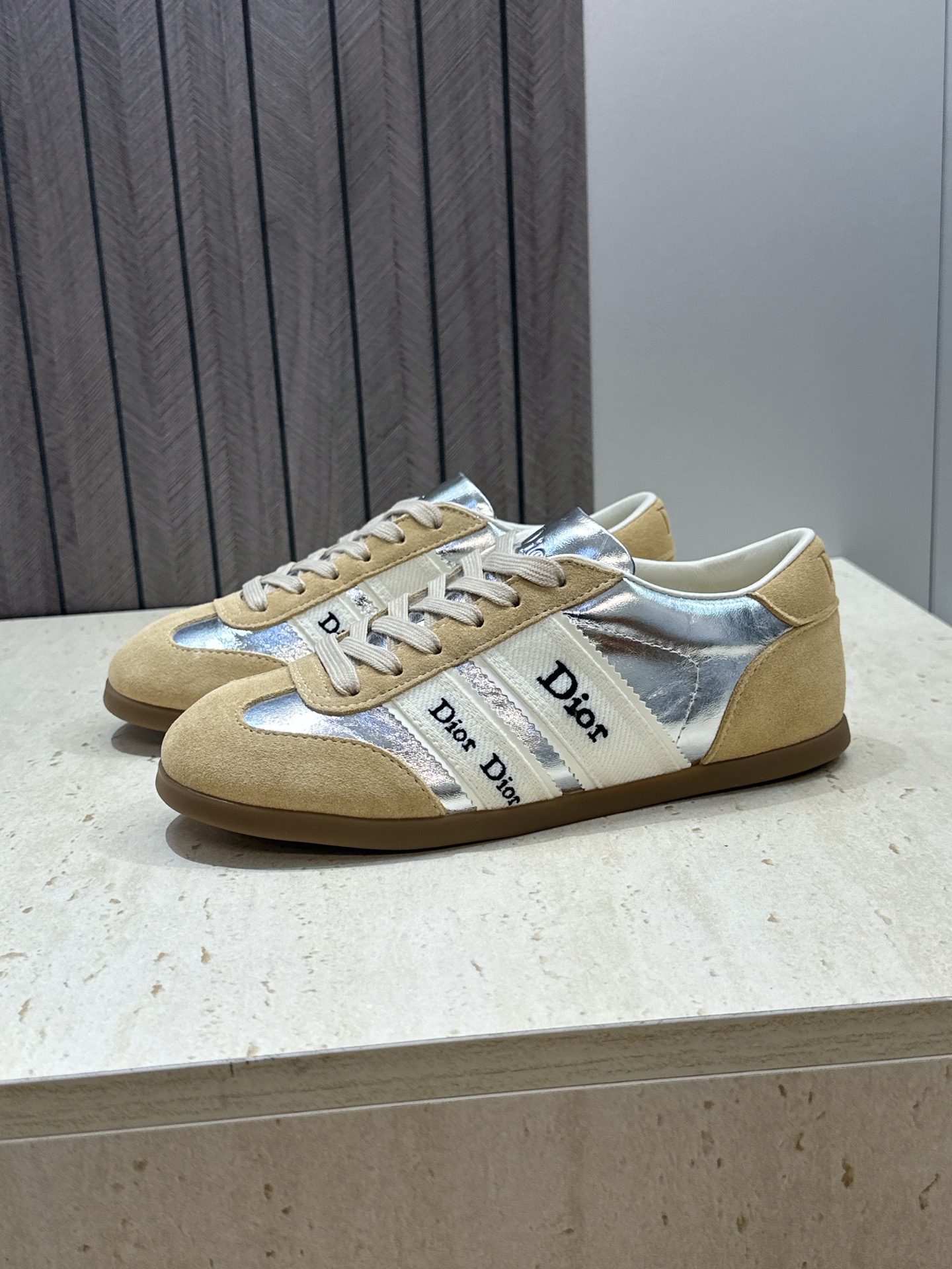 迪奥 Dior 2026春夏新款Ribbon系带休闲帆布运动小白鞋 CD字母logo织带平底圆头拼色阿甘