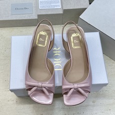 顶级版 迪奥 Dior 2026早春走秀新款系列蝴蝶结果冻色女鞋 CD字母logo弧形鞋头低跟露趾后空拼 顶级版 迪奥 Dior 2026早春走秀新款系列蝴蝶结果冻色女鞋 CD字母logo弧形鞋头低跟露趾后空拼