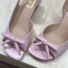 顶级版 迪奥 Dior 2026早春走秀新款系列蝴蝶结果冻色女鞋 CD字母logo弧形鞋头低跟露趾后空拼 顶级版 迪奥 Dior 2026早春走秀新款系列蝴蝶结果冻色女鞋 CD字母logo弧形鞋头低跟露趾后空拼