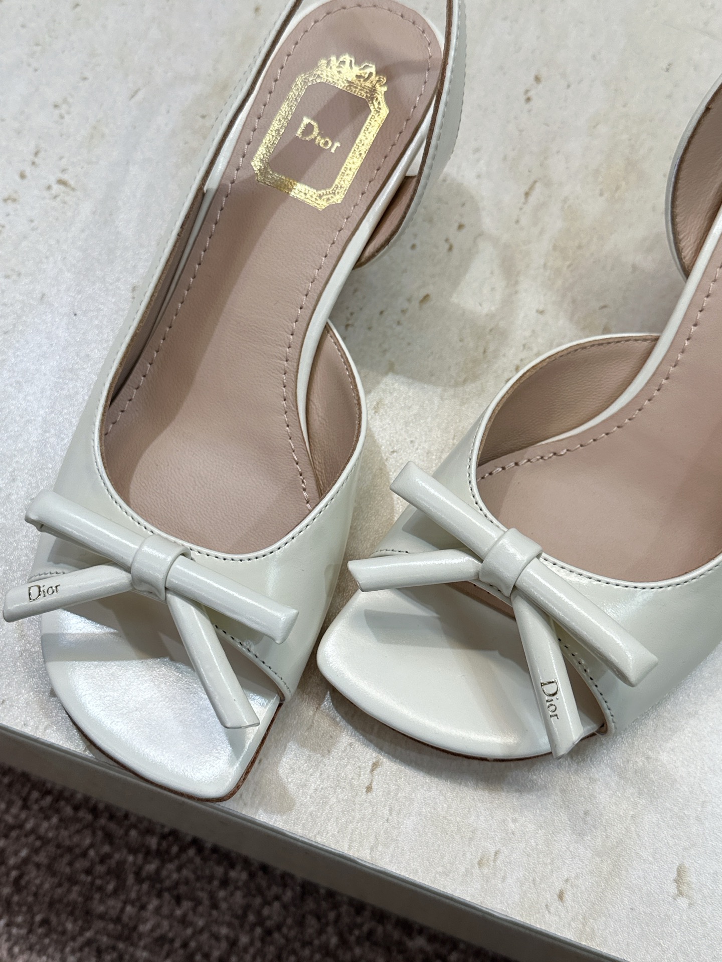 顶级版 迪奥 Dior 2026早春走秀新款系列蝴蝶结果冻色女鞋 CD字母logo弧形鞋头低跟露趾后空拼