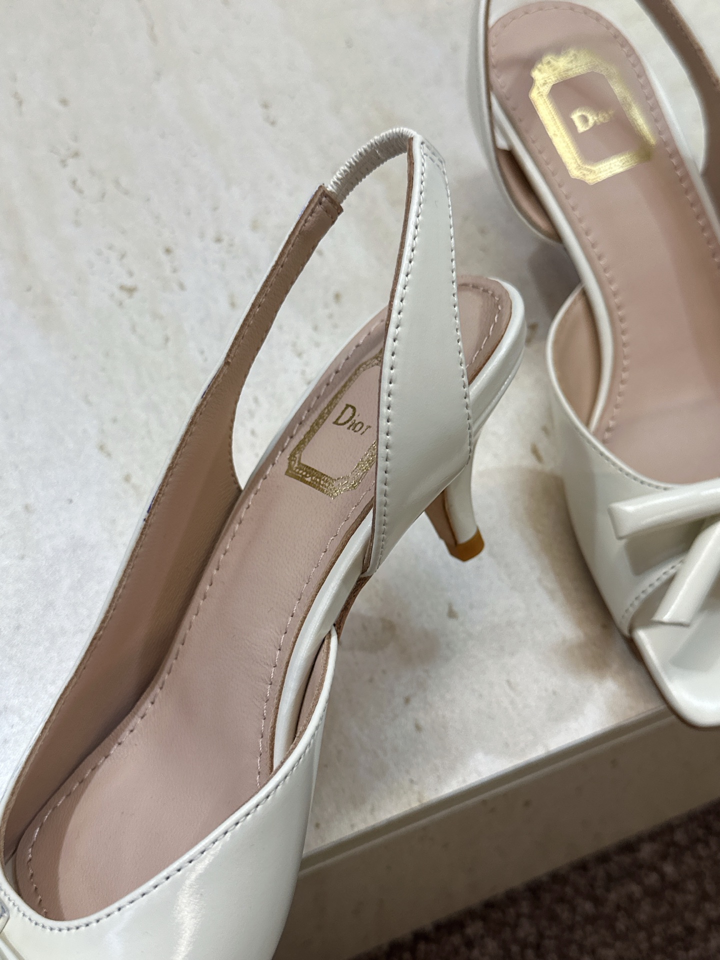 顶级版 迪奥 Dior 2026早春走秀新款系列蝴蝶结果冻色女鞋 CD字母logo弧形鞋头低跟露趾后空拼