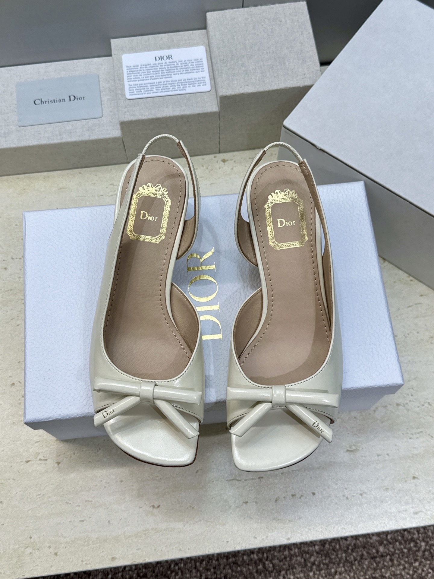 顶级版 迪奥 Dior 2026早春走秀新款系列蝴蝶结果冻色女鞋 CD字母logo弧形鞋头低跟露趾后空拼