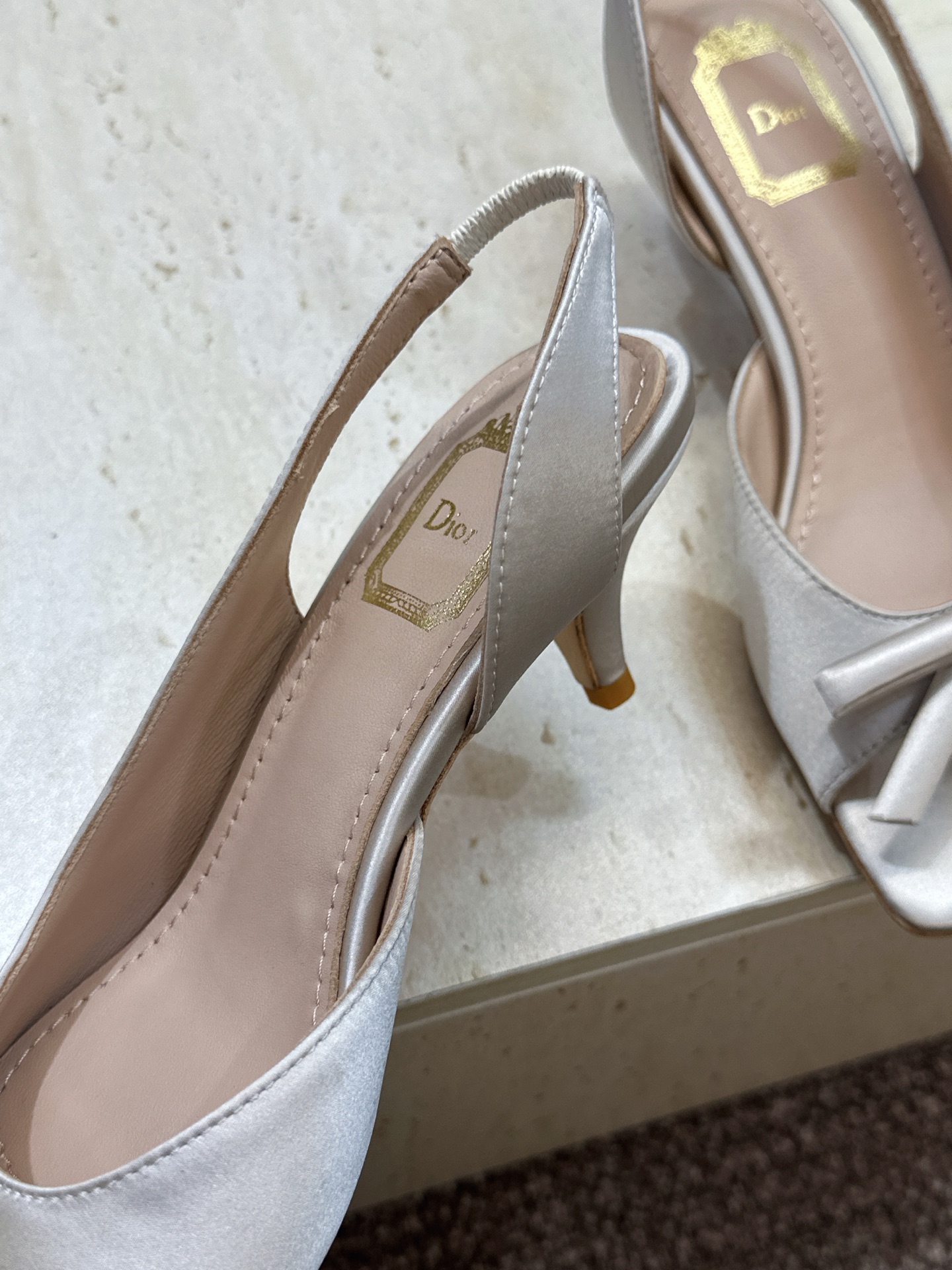 顶级版 迪奥 Dior 2026早春走秀新款系列蝴蝶结果冻色女鞋 CD字母logo弧形鞋头低跟露趾后空拼