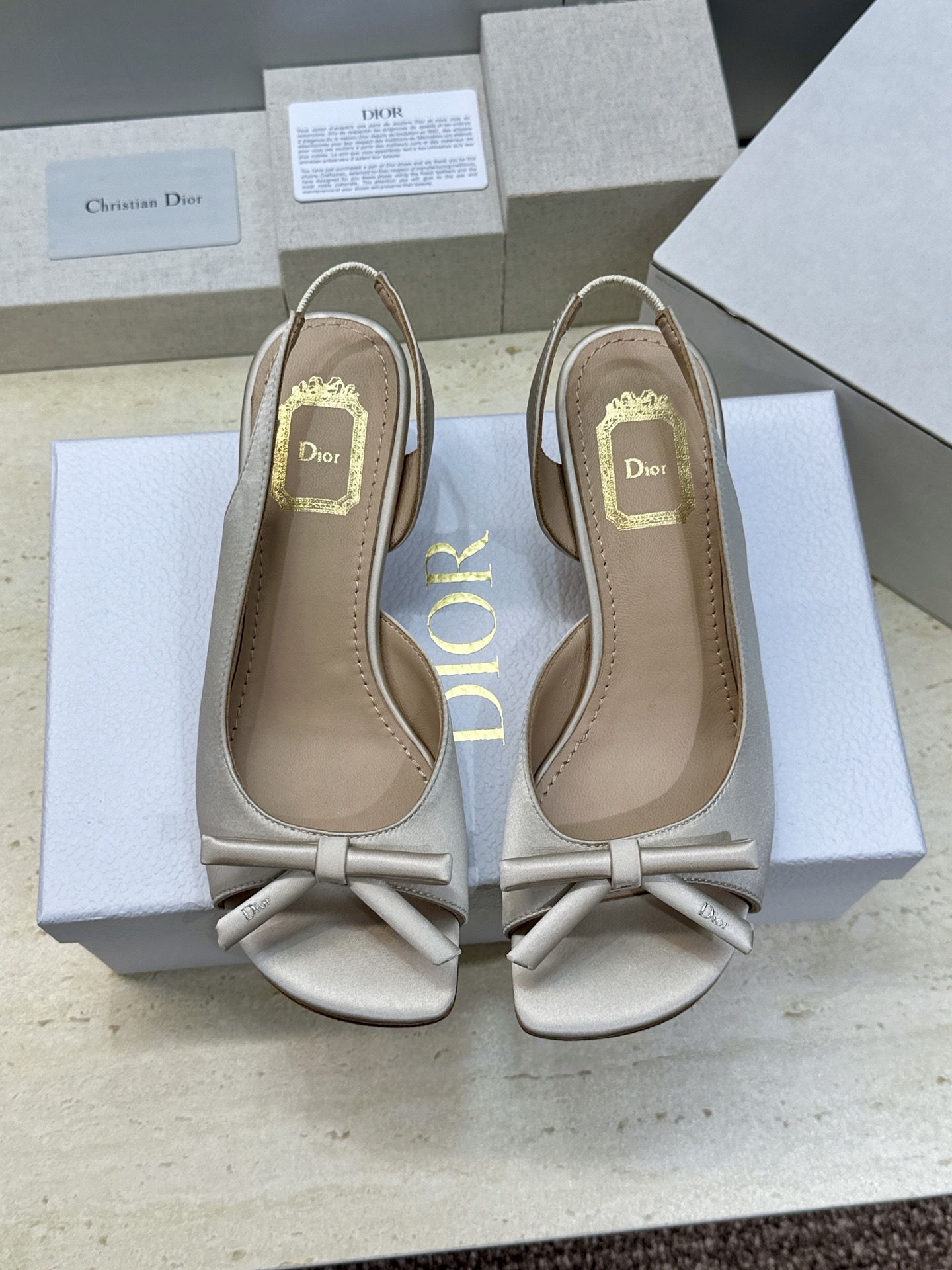顶级版 迪奥 Dior 2026早春走秀新款系列蝴蝶结果冻色女鞋 CD字母logo弧形鞋头低跟露趾后空拼