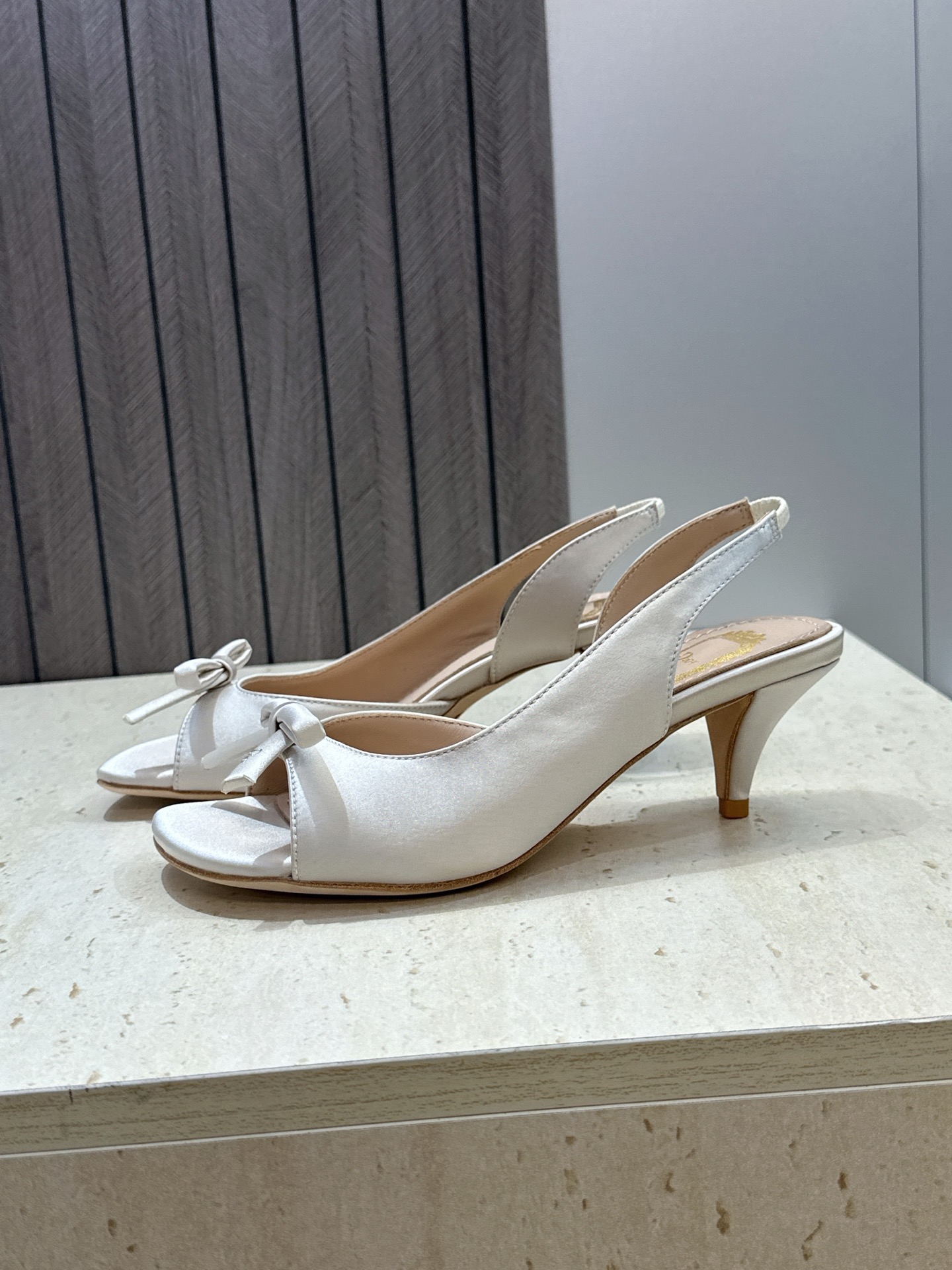 顶级版 迪奥 Dior 2026早春走秀新款系列蝴蝶结果冻色女鞋 CD字母logo弧形鞋头低跟露趾后空拼