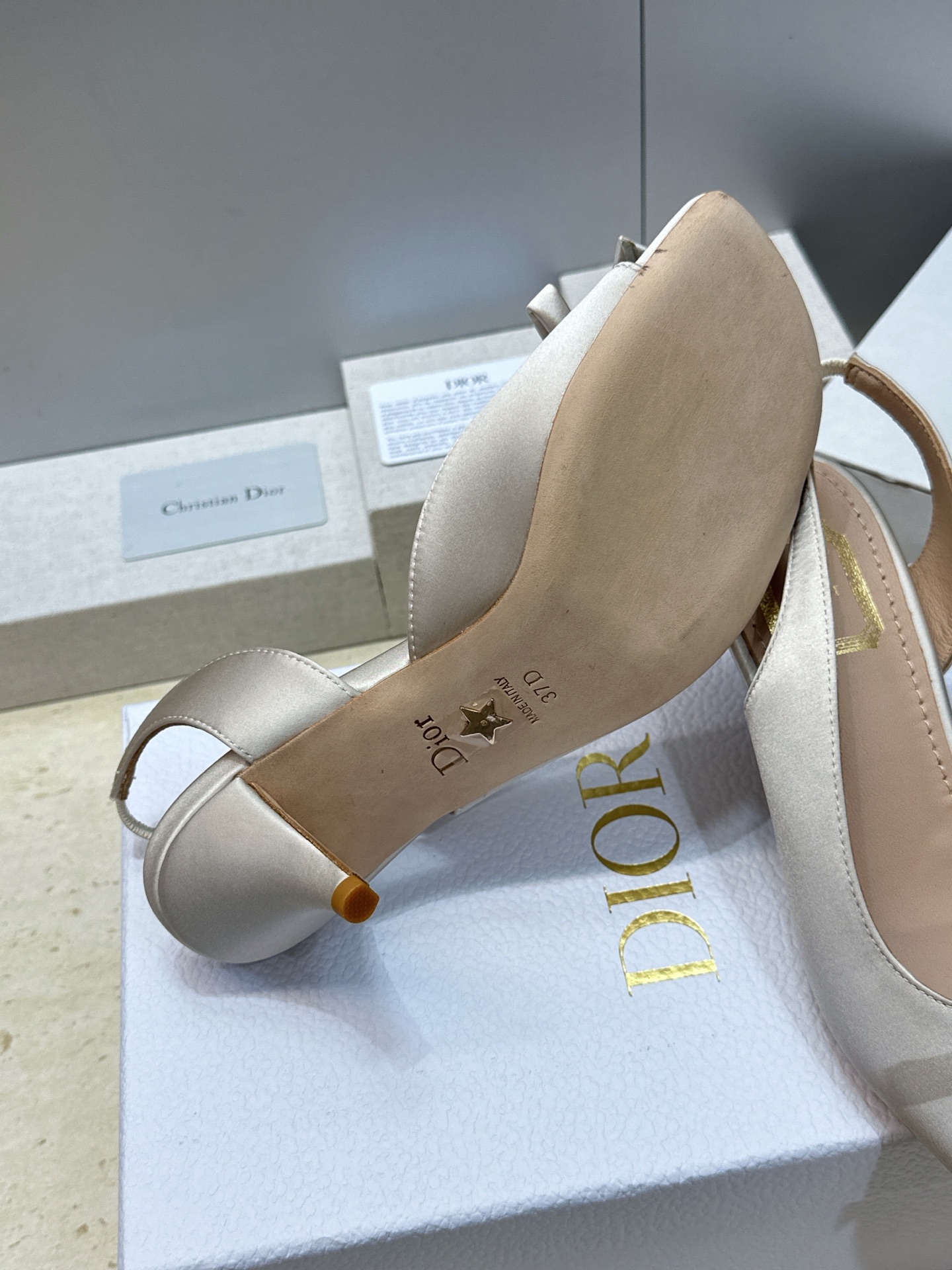 顶级版 迪奥 Dior 2026早春走秀新款系列蝴蝶结果冻色女鞋 CD字母logo弧形鞋头低跟露趾后空拼