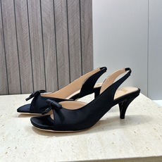 顶级版 迪奥 Dior 2026早春走秀新款系列蝴蝶结果冻色女鞋 CD字母logo弧形鞋头低跟露趾后空拼 顶级版 迪奥 Dior 2026早春走秀新款系列蝴蝶结果冻色女鞋 CD字母logo弧形鞋头低跟露趾后空拼