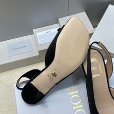 顶级版 迪奥 Dior 2026早春走秀新款系列蝴蝶结果冻色女鞋 CD字母logo弧形鞋头低跟露趾后空拼 顶级版 迪奥 Dior 2026早春走秀新款系列蝴蝶结果冻色女鞋 CD字母logo弧形鞋头低跟露趾后空拼