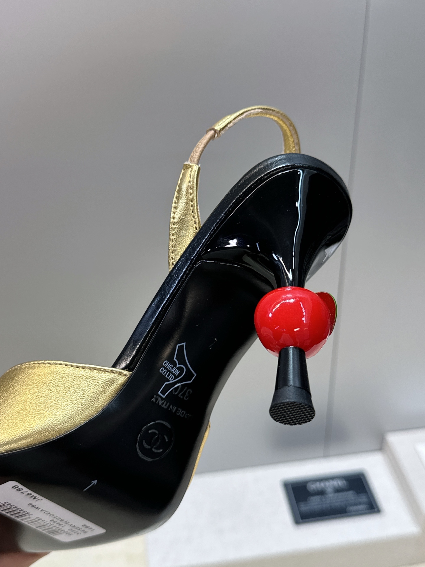 CHANEL 香奈儿2026早春新款果冻色高跟女鞋 小香双C字母logo五金扣樱桃跟方头拼色百搭后空凉鞋 材质:鞋面进 CHANEL 香奈儿2026早春新款果冻色高跟女鞋 小香双C字母logo五金扣樱桃跟方头拼色百搭后空凉鞋 材质:鞋面进