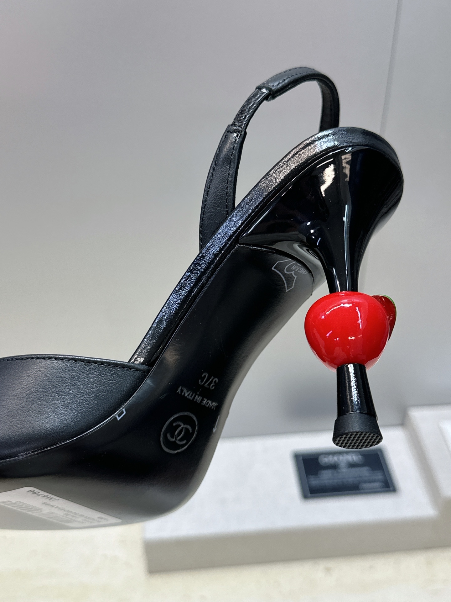 CHANEL 香奈儿2026早春新款果冻色高跟女鞋 小香双C字母logo五金扣樱桃跟方头拼色百搭后空凉鞋 材质:鞋面进 CHANEL 香奈儿2026早春新款果冻色高跟女鞋 小香双C字母logo五金扣樱桃跟方头拼色百搭后空凉鞋 材质:鞋面进
