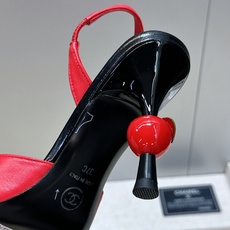 CHANEL 香奈儿2026早春新款果冻色高跟女鞋 小香双C字母logo五金扣樱桃跟方头拼色百搭后空凉鞋 材质:鞋面进 CHANEL 香奈儿2026早春新款果冻色高跟女鞋 小香双C字母logo五金扣樱桃跟方头拼色百搭后空凉鞋 材质:鞋面进
