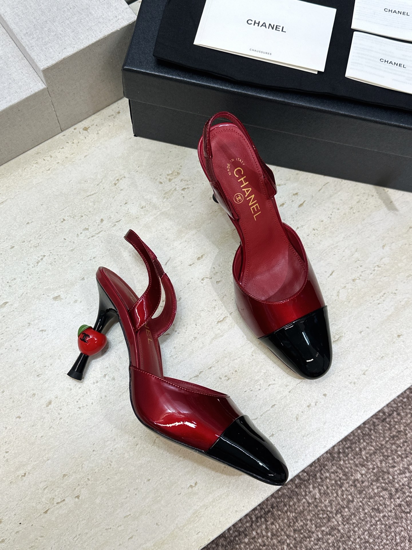 CHANEL 香奈儿2026早春新款果冻色高跟女鞋 小香双C字母logo五金扣樱桃跟方头拼色百搭后空凉鞋 材质:鞋面进 CHANEL 香奈儿2026早春新款果冻色高跟女鞋 小香双C字母logo五金扣樱桃跟方头拼色百搭后空凉鞋 材质:鞋面进