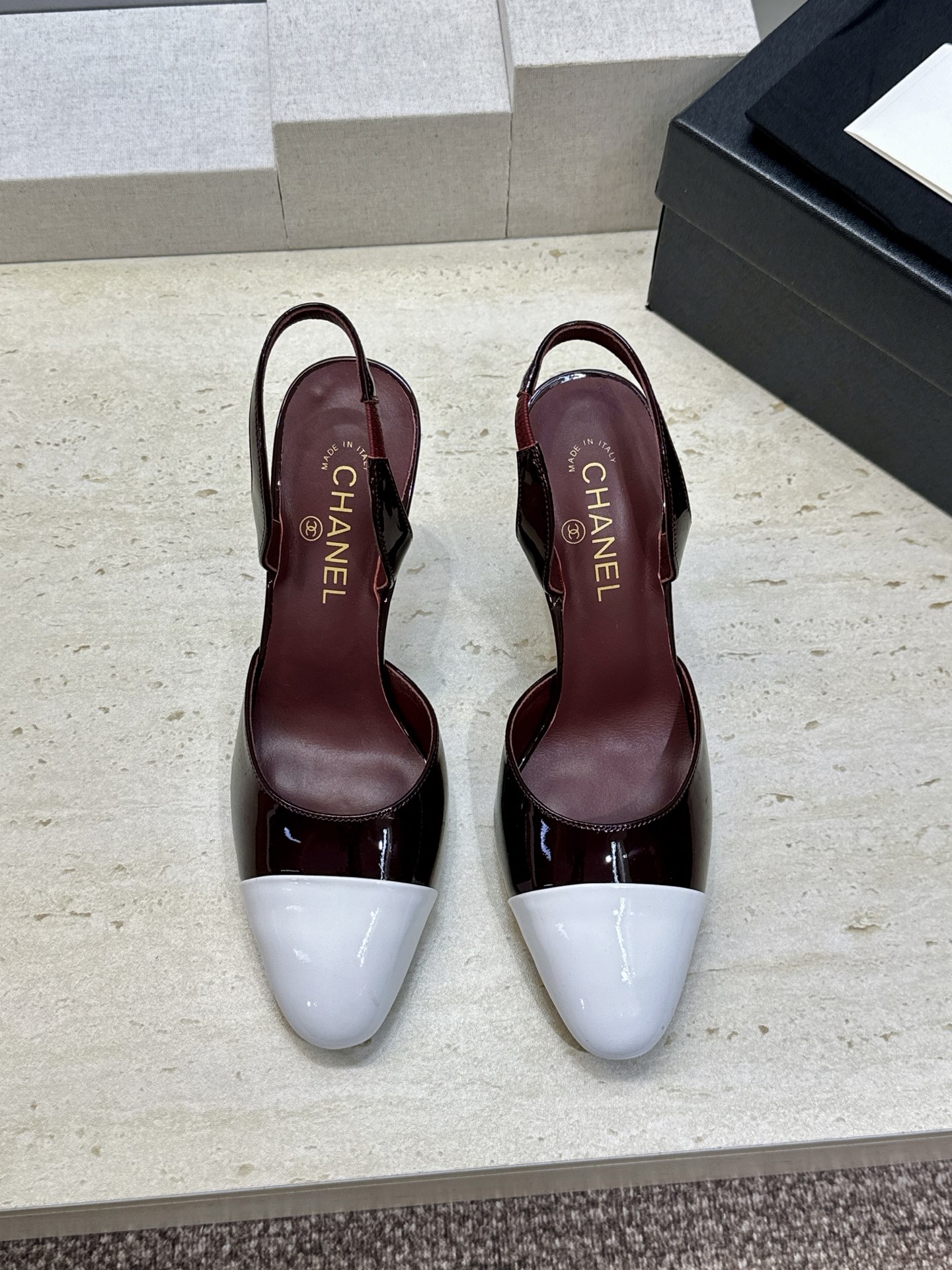 CHANEL 香奈儿2026早春新款果冻色高跟女鞋 小香双C字母logo五金扣樱桃跟方头拼色百搭后空凉鞋 材质:鞋面进 CHANEL 香奈儿2026早春新款果冻色高跟女鞋 小香双C字母logo五金扣樱桃跟方头拼色百搭后空凉鞋 材质:鞋面进