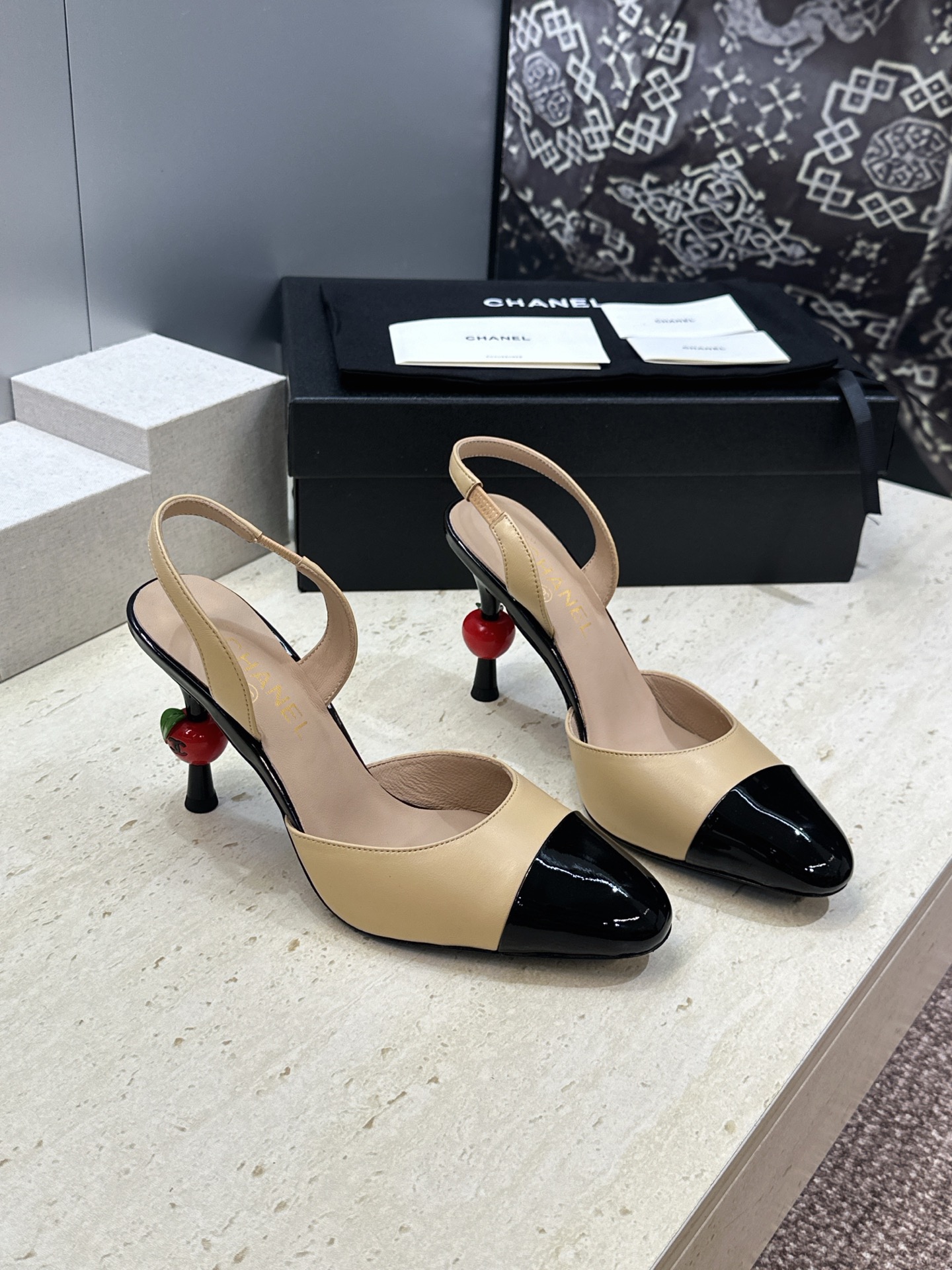 NO:921807,CHANEL Chanel 2026 new early spring jelly color high-heeled women's shoes Xiaoxiang double C letter logo hardware buckle cherry heel square toe color matching versatile back empty sandals Material: upper imported full-grain mixed sheepskin/imported cow patent leather + water-dyed sheepskin lining + Italian genuine leather outsole Heel height: 9CM SIZE: 35-41 (40.41 customization is not returnable), high-heeled sandals, chanel, chanel, sandals, high  heels,sheepskin,leather soles19860909CHANEL 香奈儿2026早春新款果冻色高跟女鞋 小香双C字母logo五金扣樱桃跟方头拼色百搭后空凉鞋 材质:鞋面进口全粒面混种羊皮/进口牛漆皮+水染羊皮内里+意大利真皮大底 跟高:9CM SIZE:35-41(40.41定制不退换),高跟鞋凉鞋,chanel,chanel,sandals,high heels,sheepskin,Leather soles,Women's Shoes