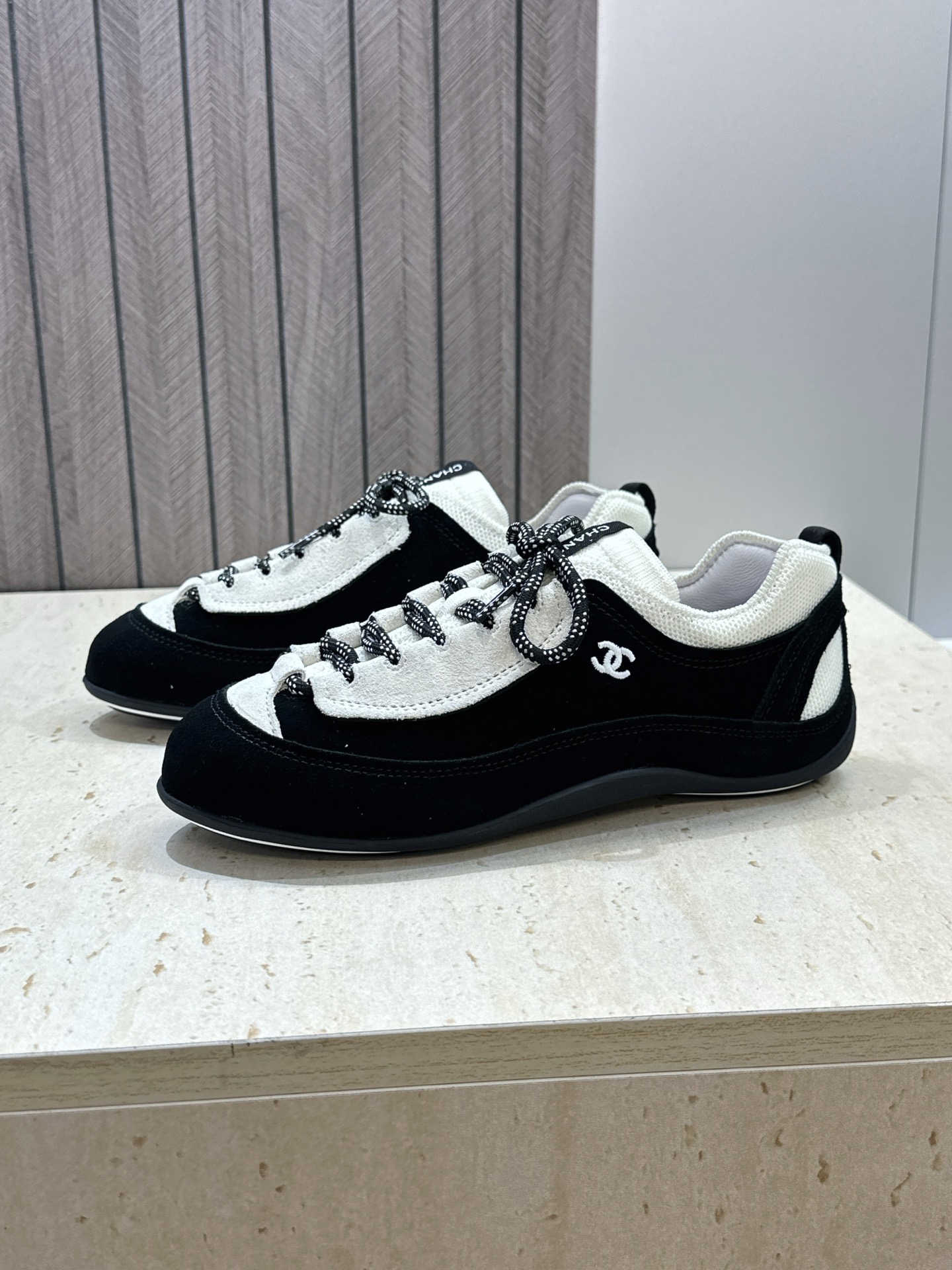 CHANEL 香奈儿2026春夏新款系带阿甘休闲徳训女鞋 小香双C字母logo圆头拼色运动跑鞋 材质:鞋面进口小牛皮/进 CHANEL 香奈儿2026春夏新款系带阿甘休闲徳训女鞋 小香双C字母logo圆头拼色运动跑鞋 材质:鞋面进口小牛皮/进