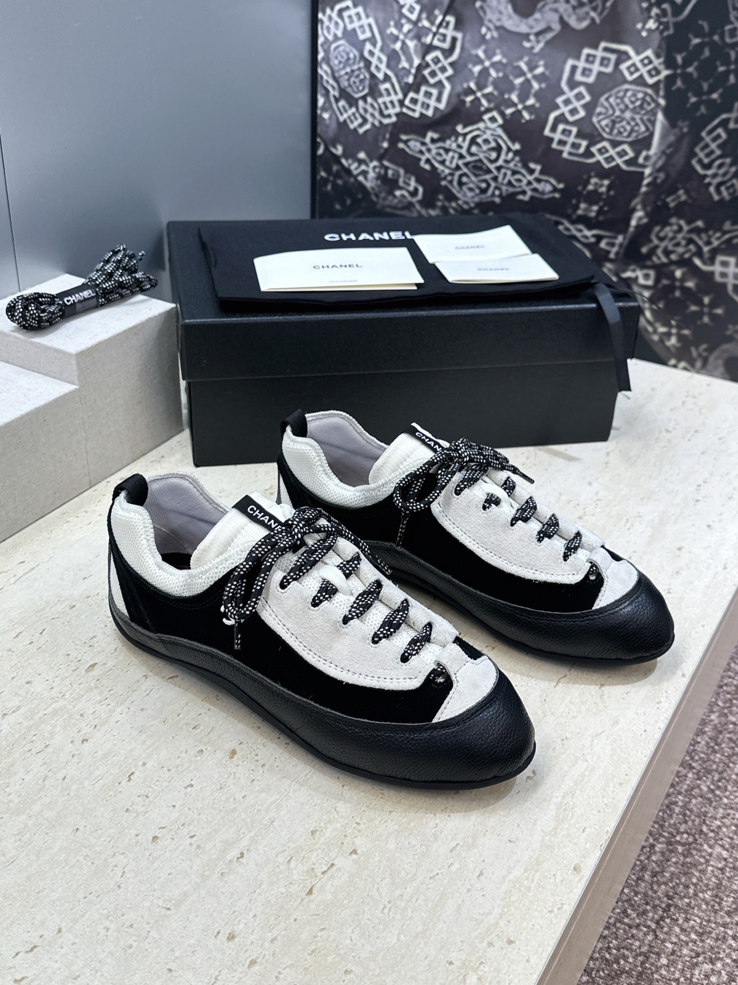 NO:921801,CHANEL Chanel 2026 spring and summer new lace-up Forrest Gump casual moral shoes for women Xiaoxiang double C letter logo round toe color matching sports running shoes Material: upper imported calfskin/imported sheepskin + water-dyed sheepskin lining + original molded raw rubber outsole  Size: Women's size 35-42 (40.41.42 customization is not returnable), casual shoes/sports shoes, chanel, chanel, sneakers, cowhide, sheepskin, sheep19860909CHANEL 香奈儿2026春夏新款系带阿甘休闲徳训女鞋 小香双C字母logo圆头拼色运动跑鞋 材质:鞋面进口小牛皮/进口羊猄皮+水染羊皮内里+原版开模生胶大底 Size:女码35-42(40.41.42定制不退换),休闲鞋/运动鞋,chanel,chanel,sneakers,cowhide,sheepskin,sheep,Women's Shoes