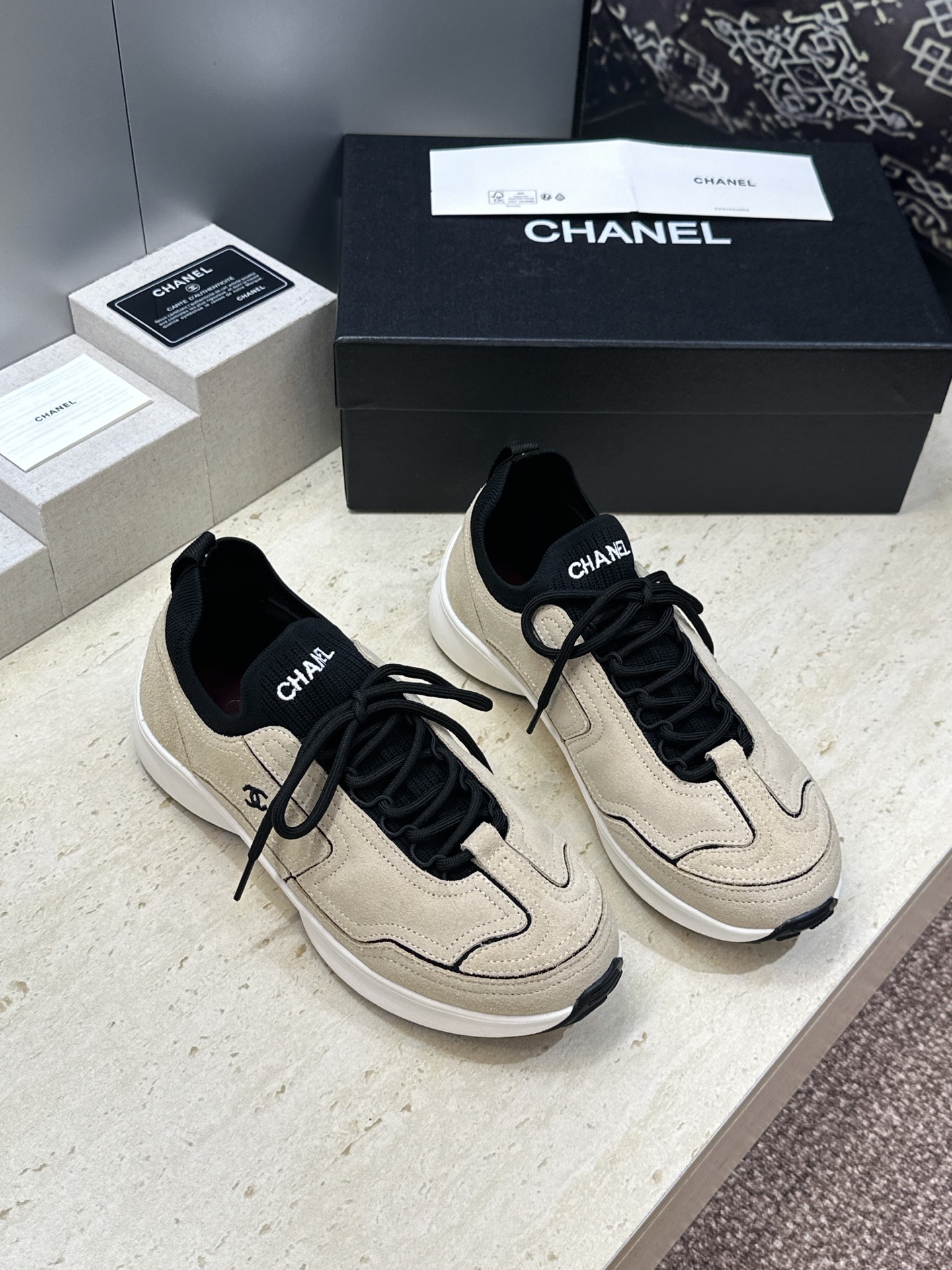 CHANEL 香奈儿2026春夏情侣新款系带阿甘休闲跑鞋男士+10  小香双C字母logo厚底圆头拼色运动老爹鞋 材质: