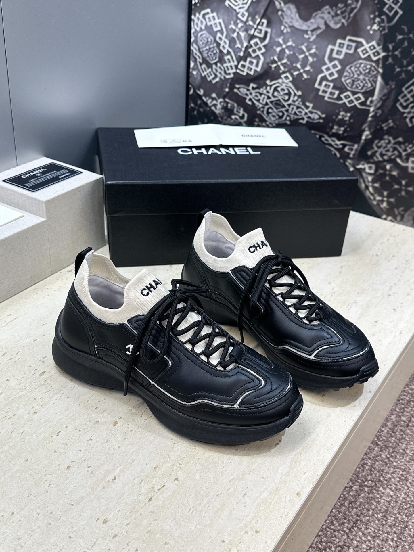 CHANEL 香奈儿2026春夏情侣新款系带阿甘休闲跑鞋男士+10  小香双C字母logo厚底圆头拼色运动老爹鞋 材质: