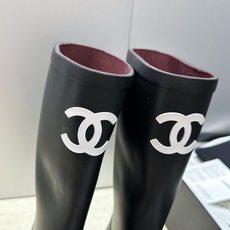 CHANEL 香奈儿春秋经典款时尚果冻色高筒女雨靴 小香双C字母logo厚底圆头低跟一脚蹬拼色机车骑士长靴 材质:鞋 CHANEL 香奈儿春秋经典款时尚果冻色高筒女雨靴 小香双C字母logo厚底圆头低跟一脚蹬拼色机车骑士长靴 材质:鞋