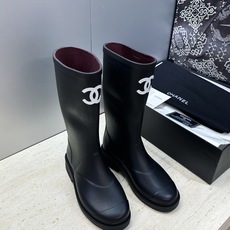 CHANEL 香奈儿春秋经典款时尚果冻色高筒女雨靴 小香双C字母logo厚底圆头低跟一脚蹬拼色机车骑士长靴 材质:鞋 CHANEL 香奈儿春秋经典款时尚果冻色高筒女雨靴 小香双C字母logo厚底圆头低跟一脚蹬拼色机车骑士长靴 材质:鞋