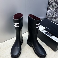 CHANEL 香奈儿春秋经典款时尚果冻色高筒女雨靴 小香双C字母logo厚底圆头低跟一脚蹬拼色机车骑士长靴 材质:鞋 CHANEL 香奈儿春秋经典款时尚果冻色高筒女雨靴 小香双C字母logo厚底圆头低跟一脚蹬拼色机车骑士长靴 材质:鞋