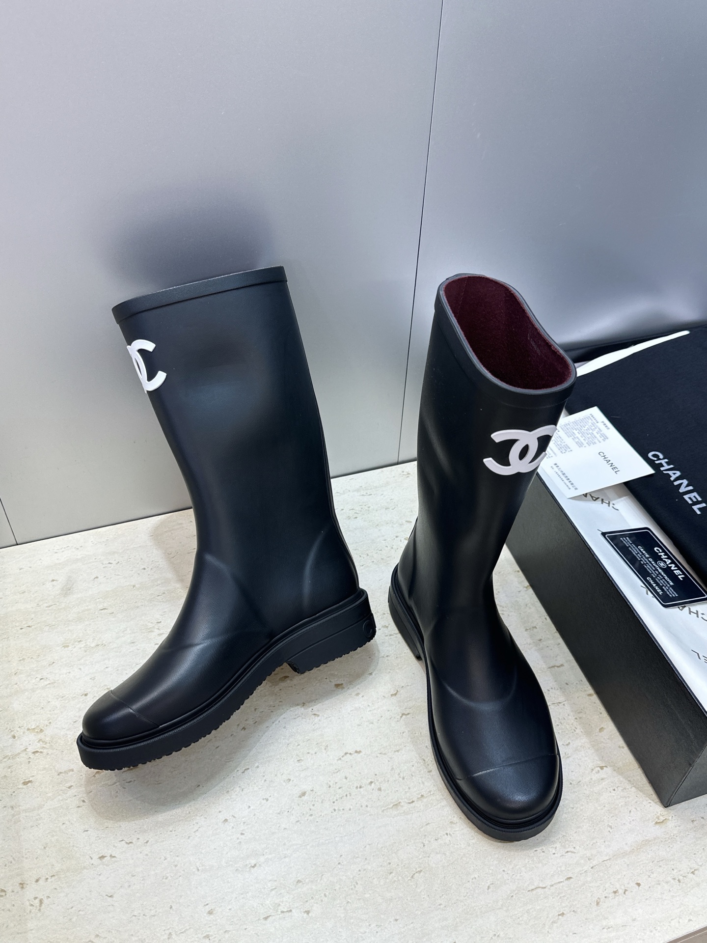 CHANEL 香奈儿春秋经典款时尚果冻色高筒女雨靴 小香双C字母logo厚底圆头低跟一脚蹬拼色机车骑士长靴 材质:鞋 CHANEL 香奈儿春秋经典款时尚果冻色高筒女雨靴 小香双C字母logo厚底圆头低跟一脚蹬拼色机车骑士长靴 材质:鞋