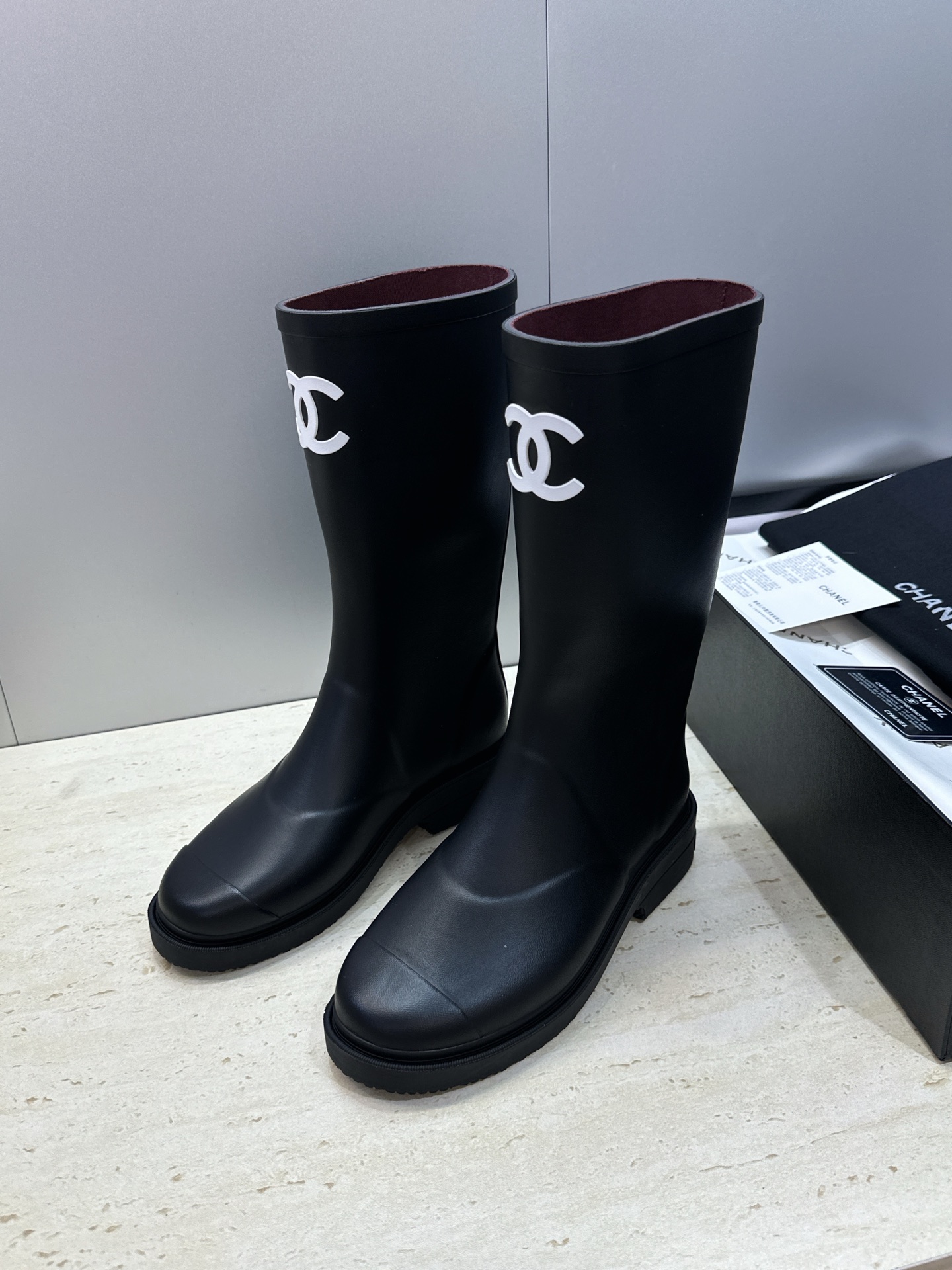 CHANEL 香奈儿春秋经典款时尚果冻色高筒女雨靴 小香双C字母logo厚底圆头低跟一脚蹬拼色机车骑士长靴 材质:鞋 CHANEL 香奈儿春秋经典款时尚果冻色高筒女雨靴 小香双C字母logo厚底圆头低跟一脚蹬拼色机车骑士长靴 材质:鞋