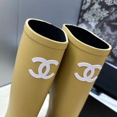 CHANEL 香奈儿春秋经典款时尚果冻色高筒女雨靴 小香双C字母logo厚底圆头低跟一脚蹬拼色机车骑士长靴 材质:鞋 CHANEL 香奈儿春秋经典款时尚果冻色高筒女雨靴 小香双C字母logo厚底圆头低跟一脚蹬拼色机车骑士长靴 材质:鞋